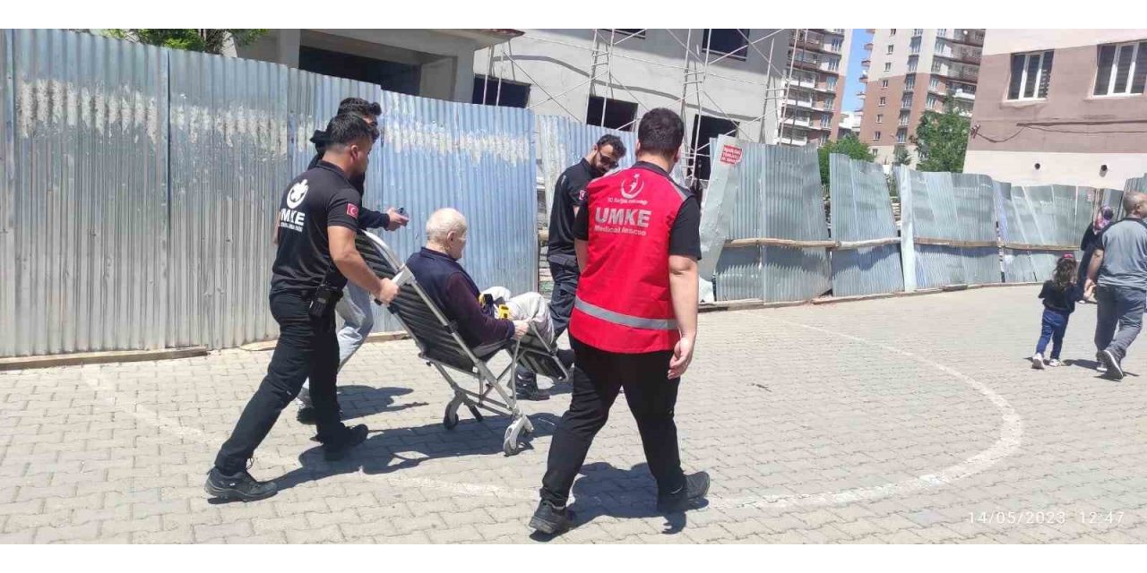 Siirt’te hasta ve yaşlı seçmenler oy kullanmaya götürüldü