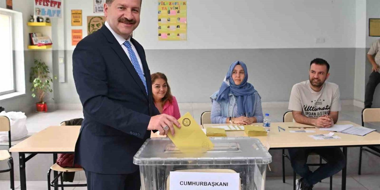 Başkan Yılmaz, oyunu ailesi ile birlikte kullandı