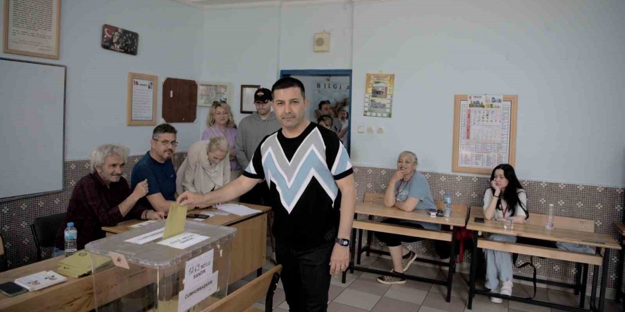 Kuşadası Belediye Başkanı Günel, oyunu kullandı