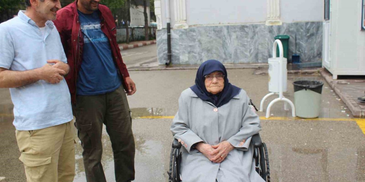 98 yaşında da olsa sandığa gidip ‘demokrasi’ örneği sergiledi