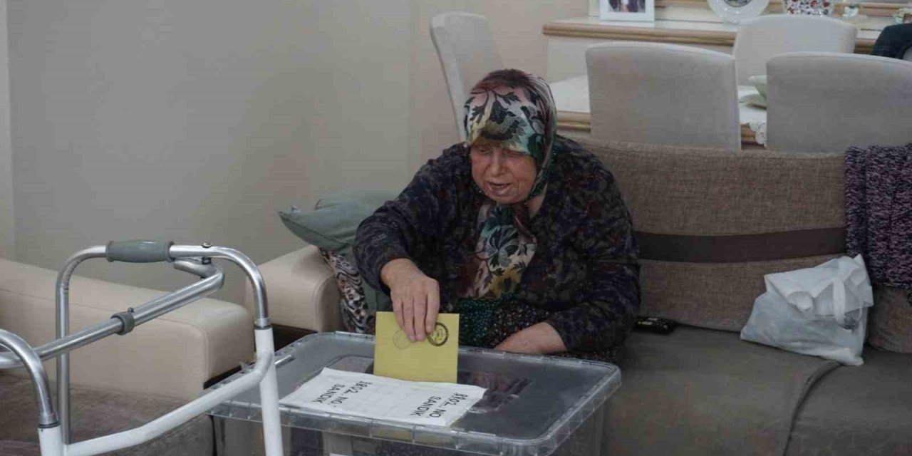 Oy kullanmaya gidemeyen seçmene ’seyyar sandık’ gitti