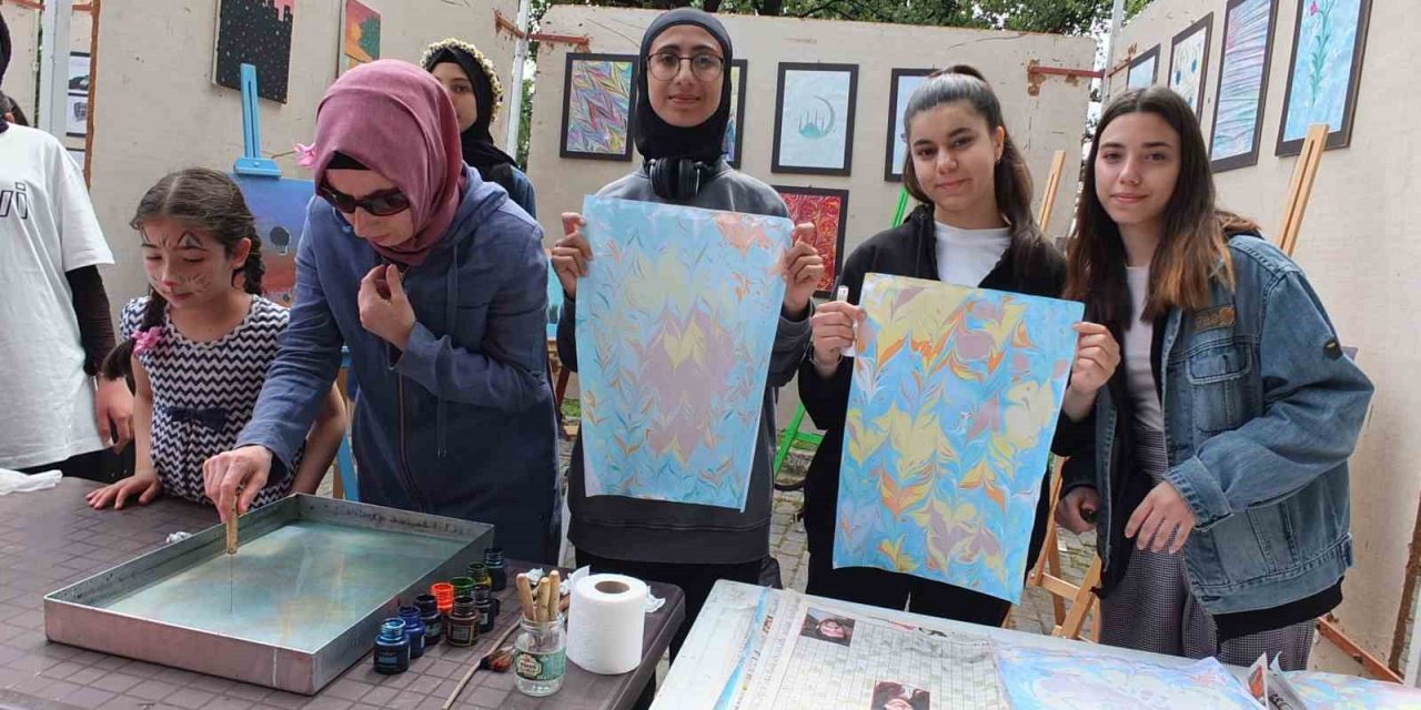 Burhaniye’de ebru sanatına yoğun ilgi