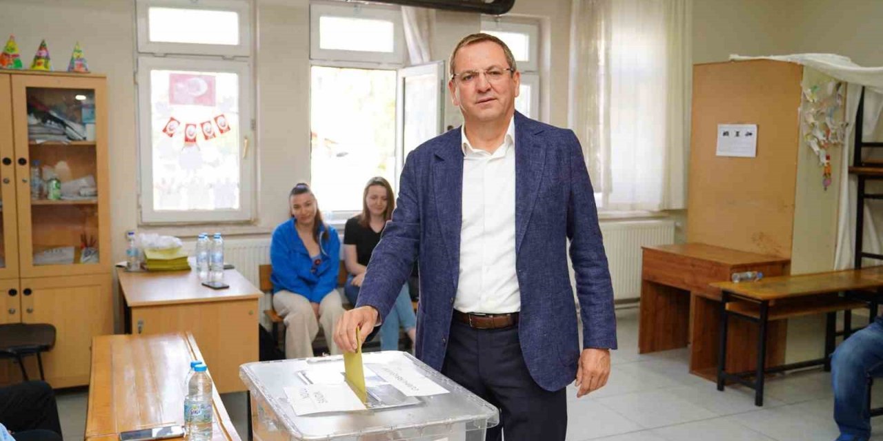 Başkan Mesut Ergin eşi Canan Ergin’le birlikte oyunu kullandı