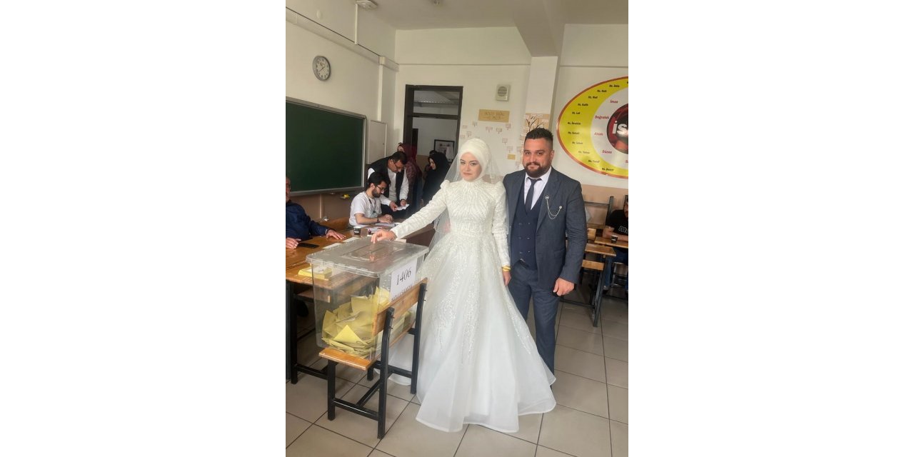 Damatlık ve gelinlikle oy kullanmaya gittiler