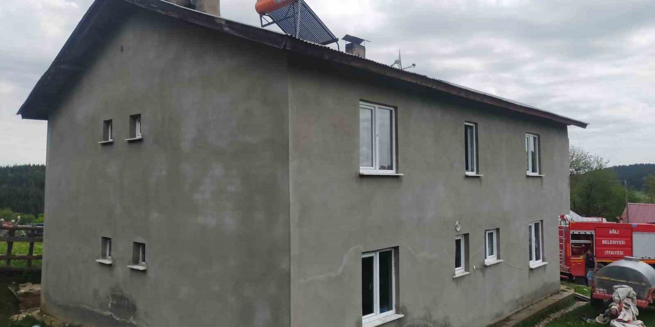 2 katlı binanın çatısında korkutan yangın