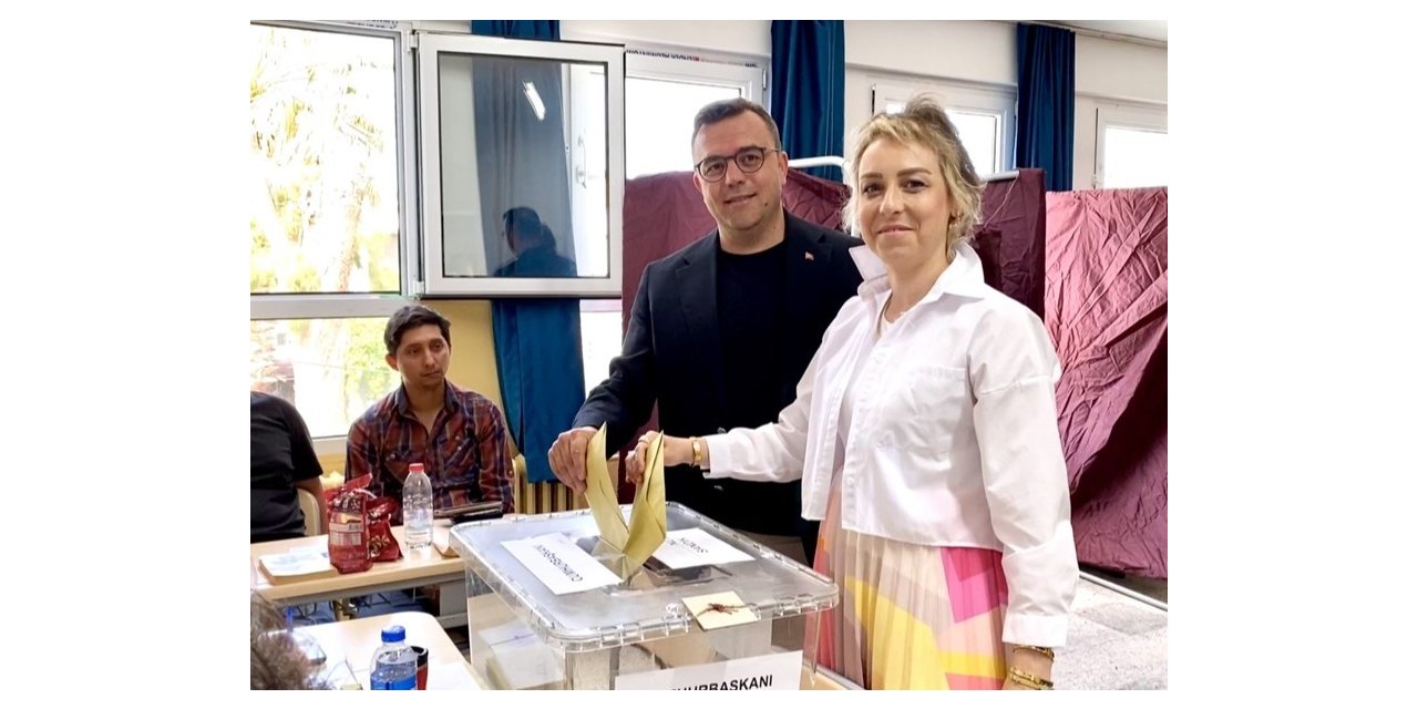 AK Parti Seferihisar İlçe Başkanı Aydın eşi ile birlikte oyunu kullandı