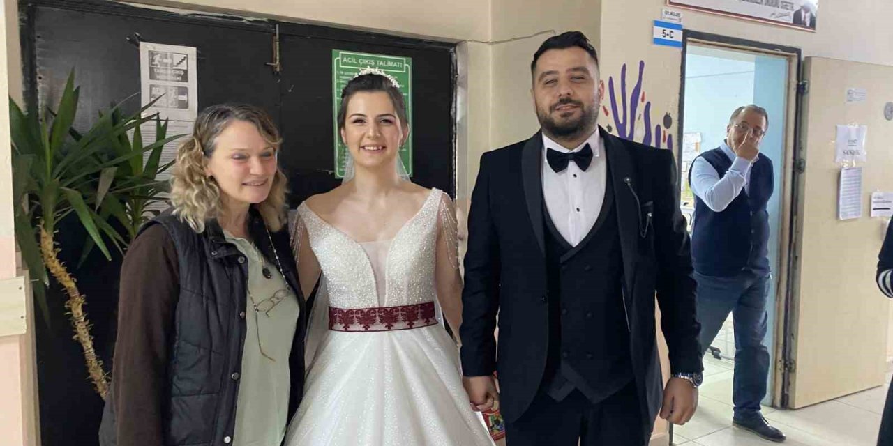 Gelin ve damat düğünden önce oy kullanmak için sandık başına gitti