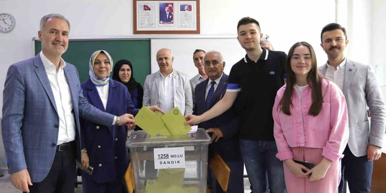 İnegöl Belediye Başkanı Alper Taban oyunu kullandı