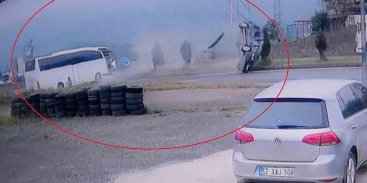 Ordu’da yolcu otobüsü ile hafif ticari aracın çarpıştığı kaza kamerada
