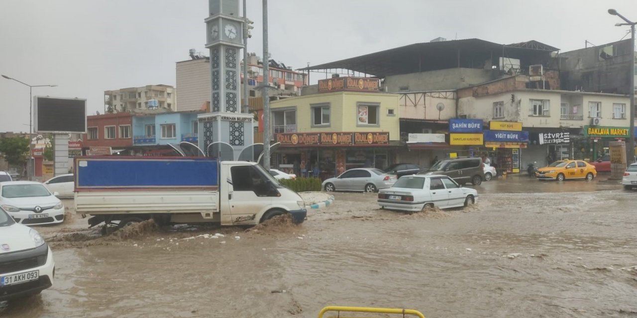 Hatay Kırıkhan’da fırtına ve şiddetli yağış