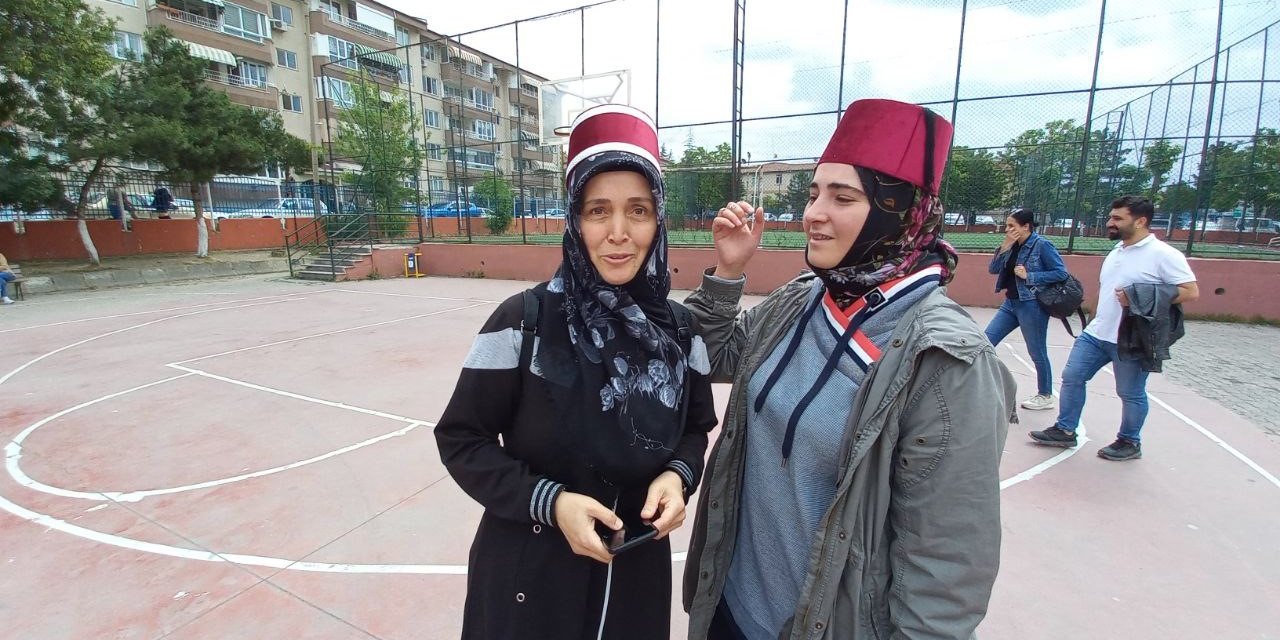 Oy kullanmaya başlarındaki fes ile geldiler
