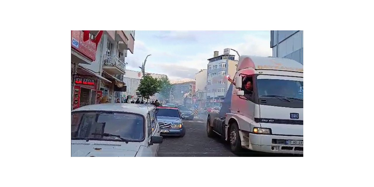 Seçim sonuçlarını tır konvoyuyla kutladılar