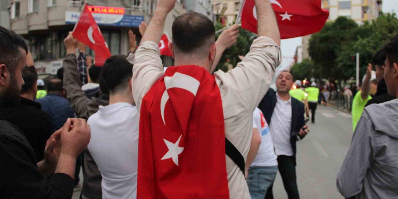 Manisalılardan halaylı kutlama