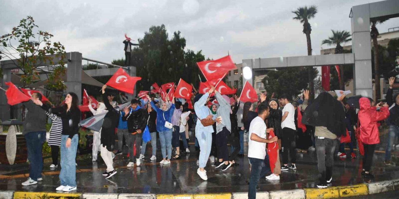 Söke’de Cumhurbaşkanı Erdoğan’ın seçim zaferi meydanda kutlandı