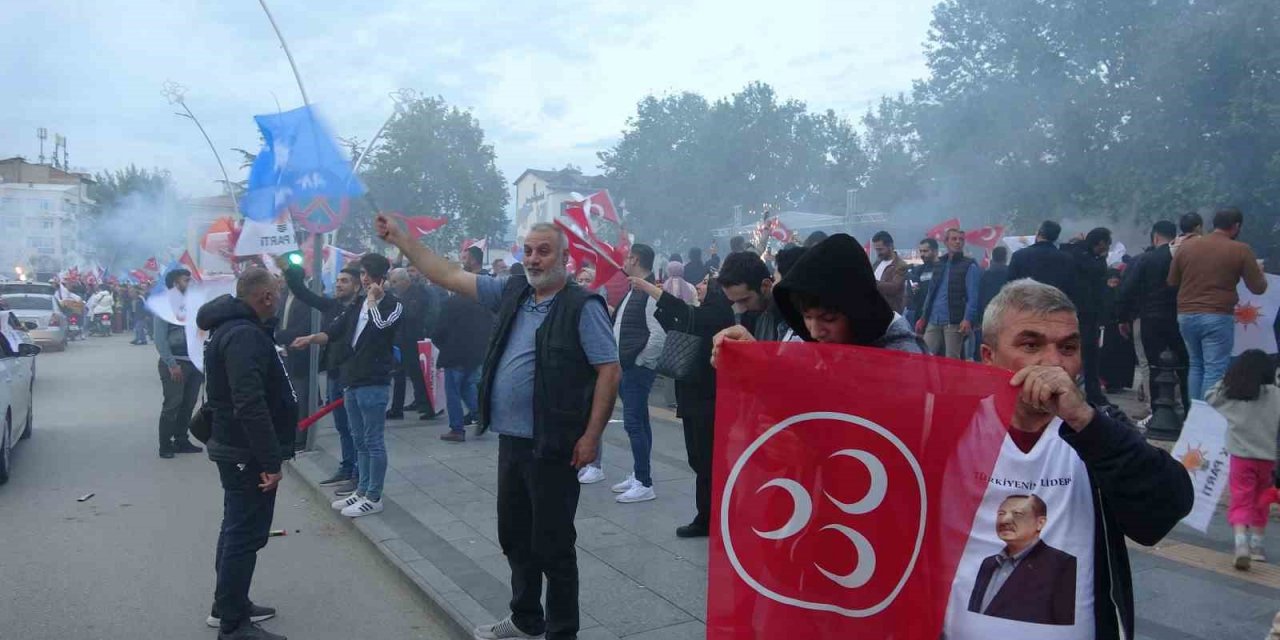 Tokat’ta vatandaşlar seçim sonucunu kutlandı