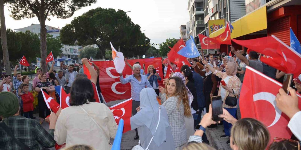 Erdoğan’ın zaferi Didim’de kutlandı