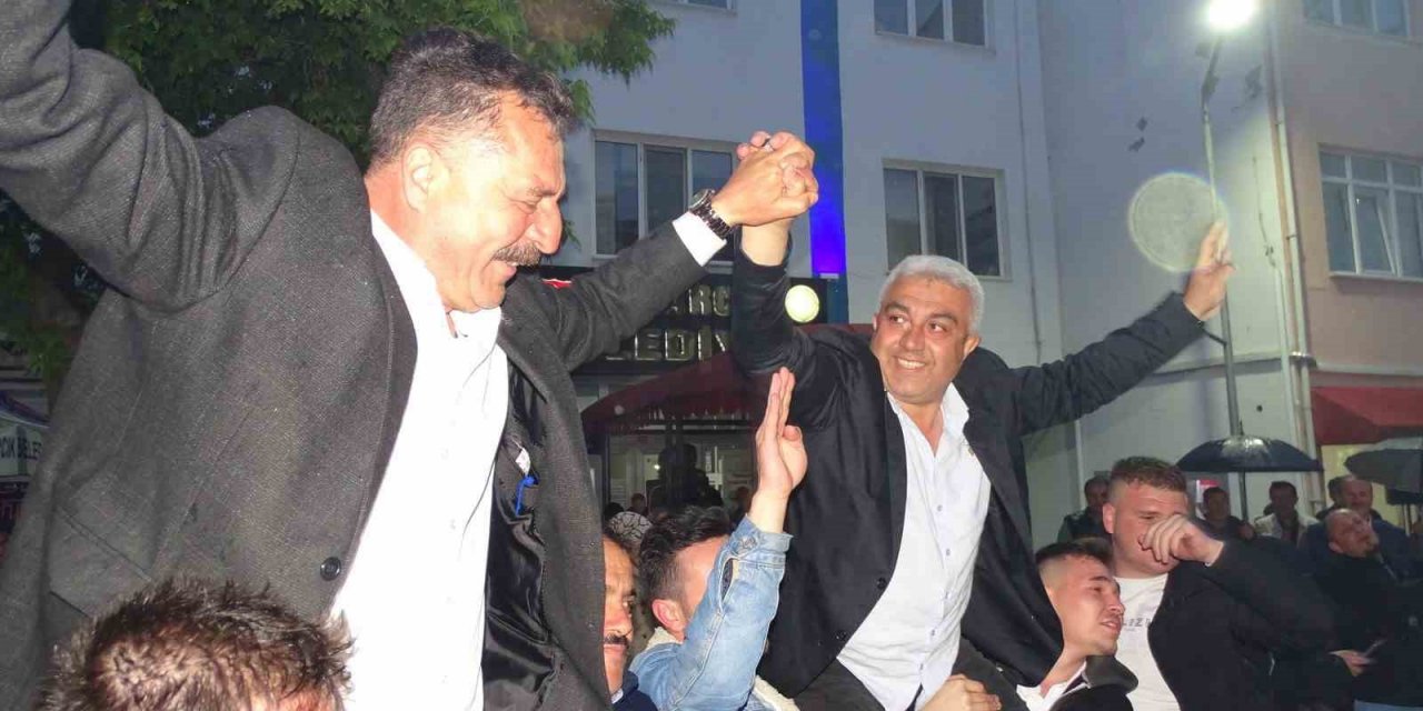 Hisarcık’ta seçim kutlamaları