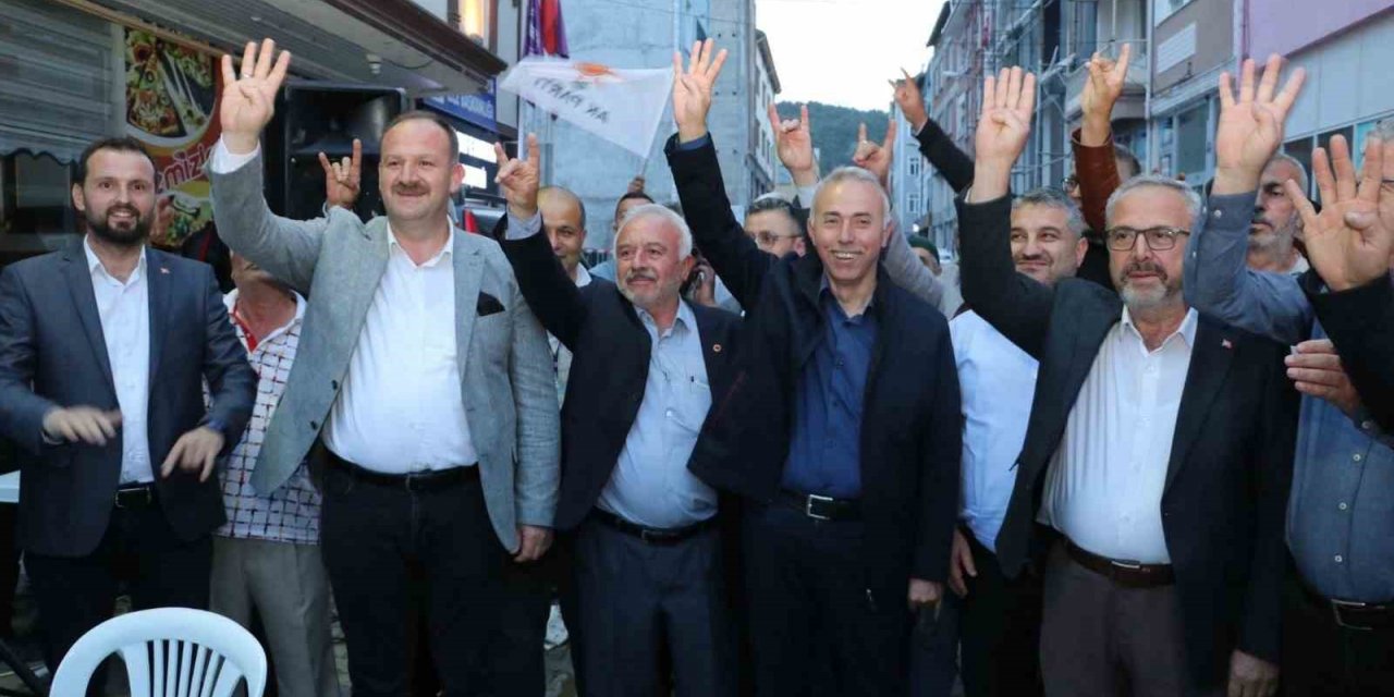 Taşovalılar seçim sonuçlarını kutladı