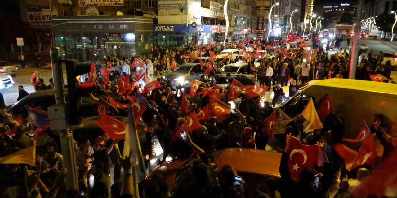 Van’dan Kılıçdaroğlu’na sloganlı uğurlama! Bay bay bay...
