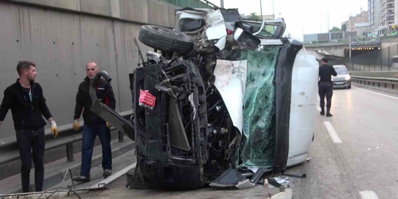 Bursa’da kontrolden çıkan ticari minibüs devrildi: 1 yaralı