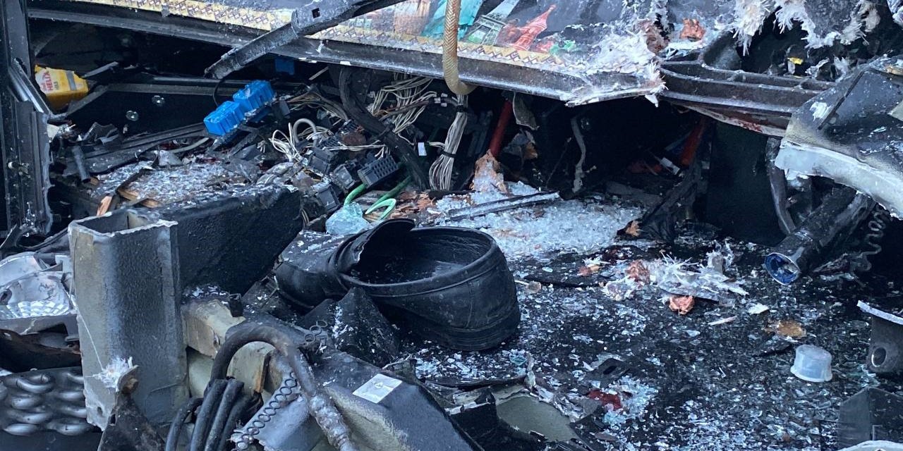 TEM’de yolcu dolu otobüs tıra arkadan çarptı: 1’i ağır 22 yaralı