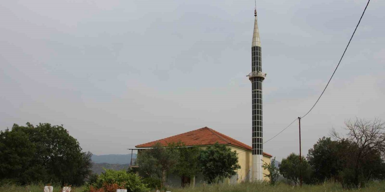 İlginç ama gerçek, köyün bayramlık elbise gibi bayramlık camisi var