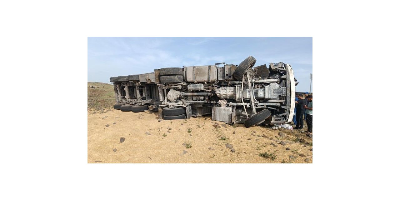 Devrilen tırda sıkışan sürücü itfaiye ekiplerince kurtarıldı