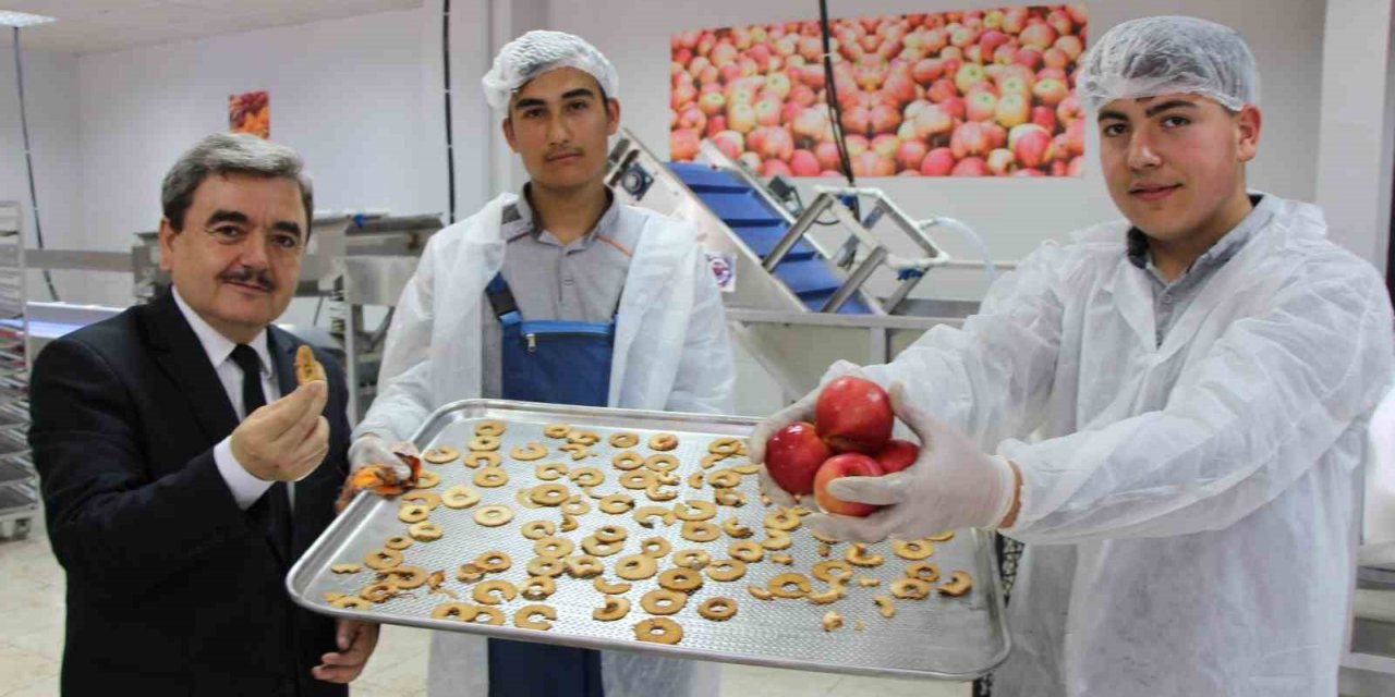 Amasya’da okulda meyve kurutma tesisi kuruldu, elma cipsi üretimine başlayan öğrencilerin hedefleri büyük