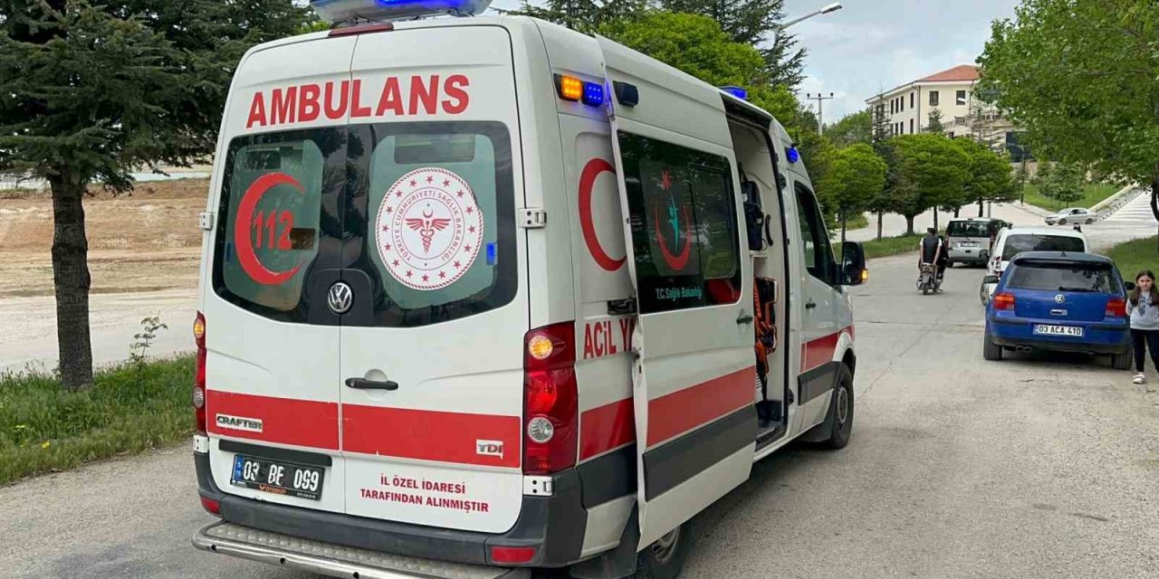 Plakasız kullandığı motosiklet ile otomobile çarpan sürücü yaralandı