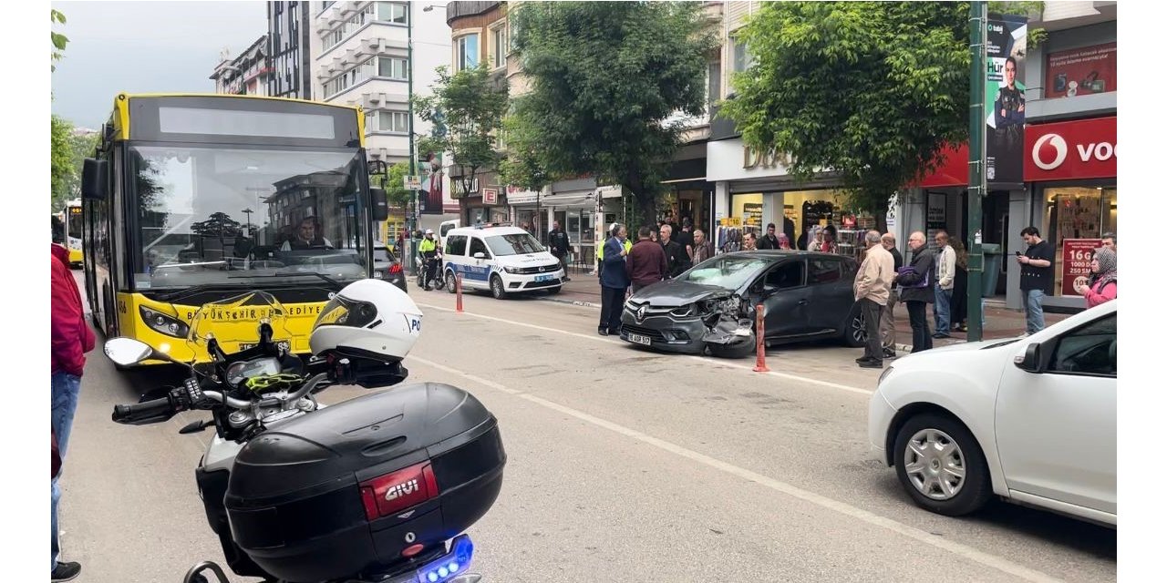 Yolcu indiren halk otobüsüne ters şeritten gelen otomobil çarptı : 1 yaralı