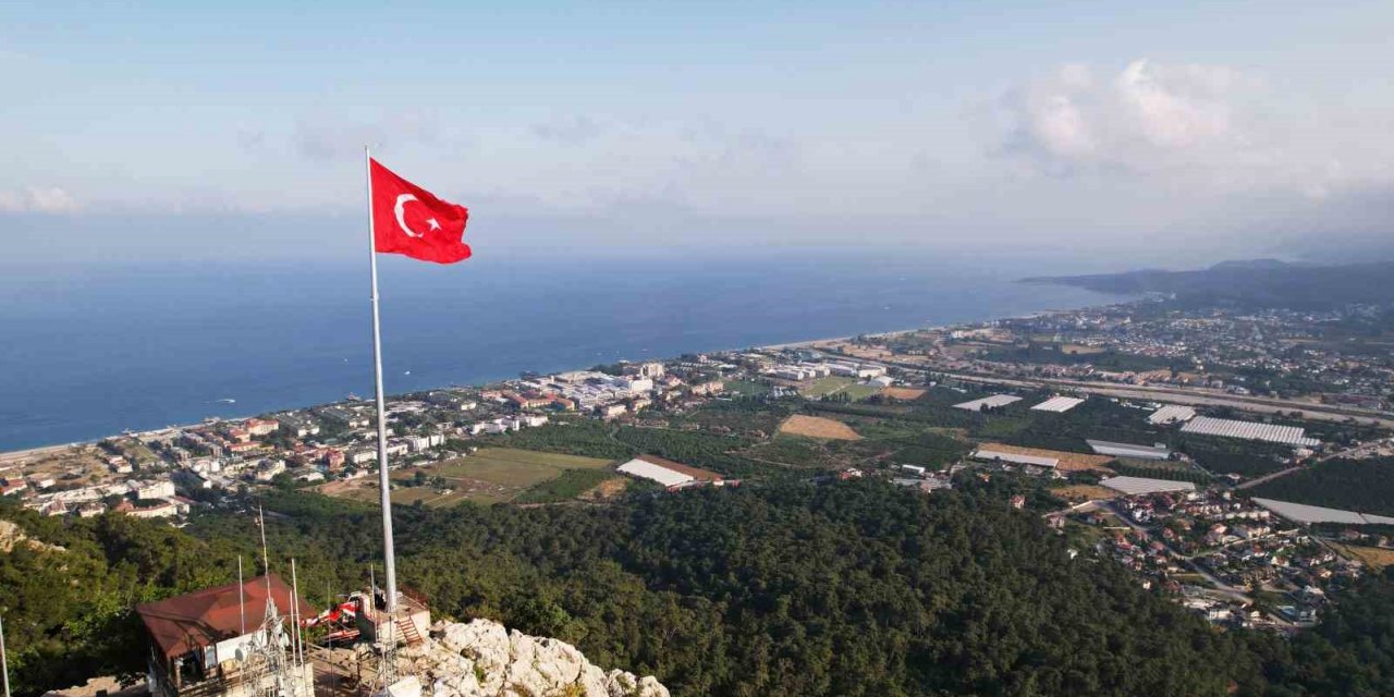 Çalış Tepesi’ne Türk bayrağı asıldı