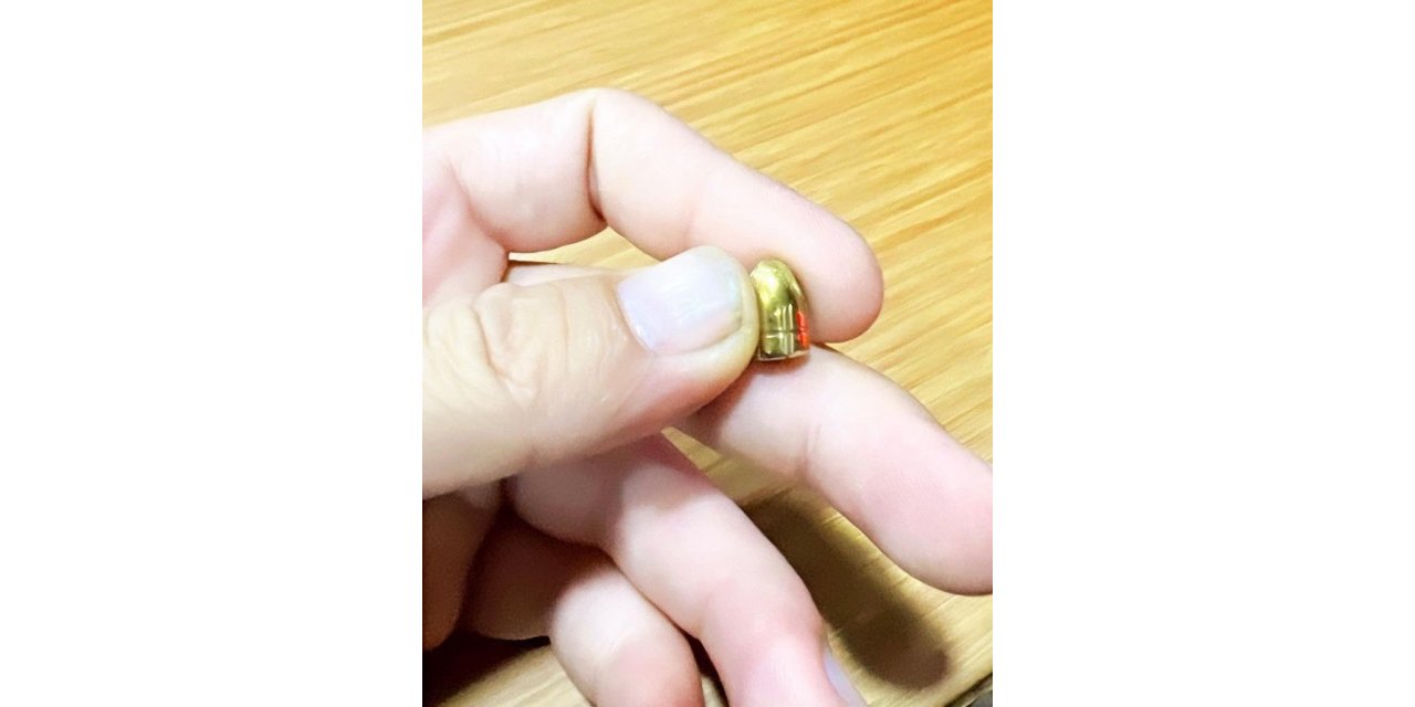 Yorgun mermi bahçede oturanların masasına düştü