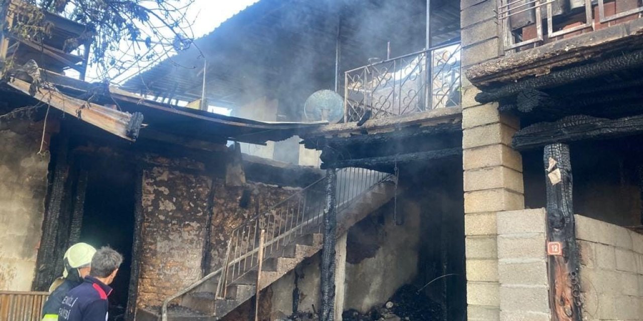 Evlerin ve ahırın küle döndüğü yangında 30 küçükbaş telef oldu