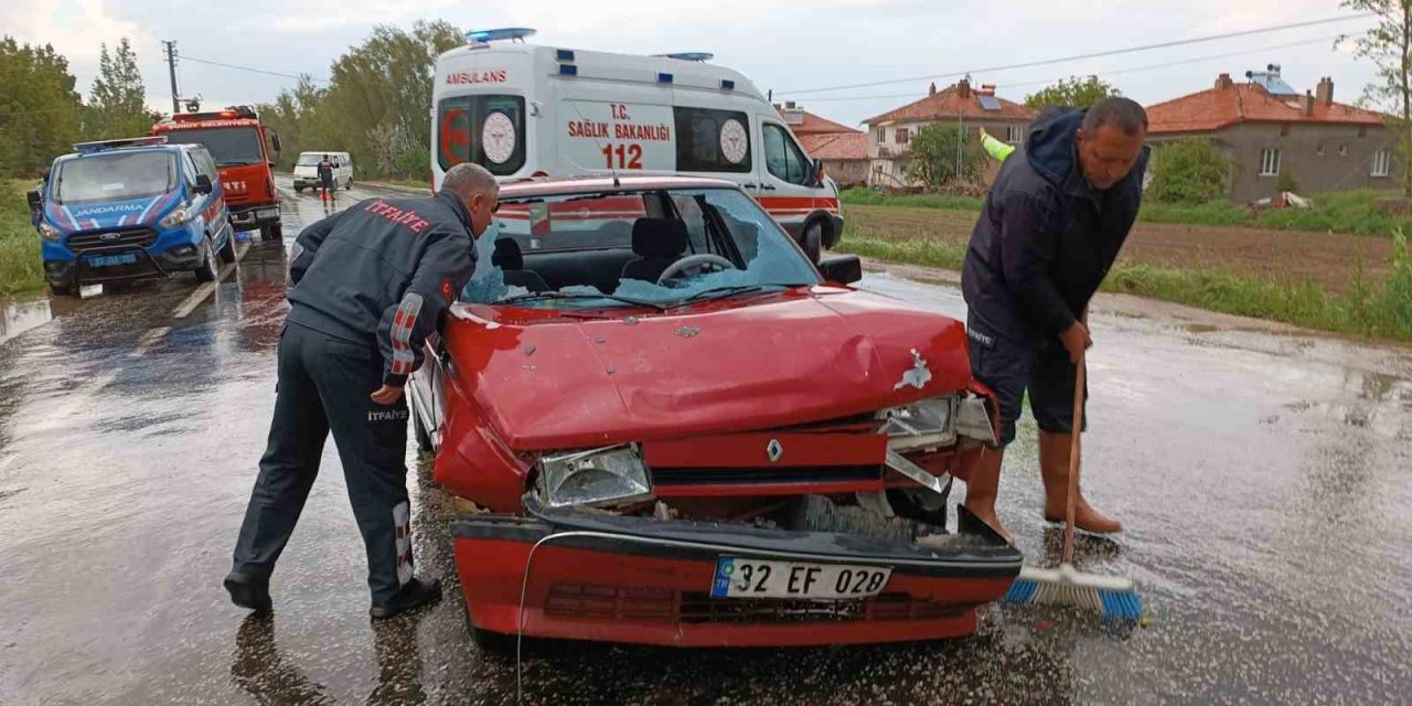 Minibüsün otomobille çarpıştığı kazada 2 kişi yaralandı