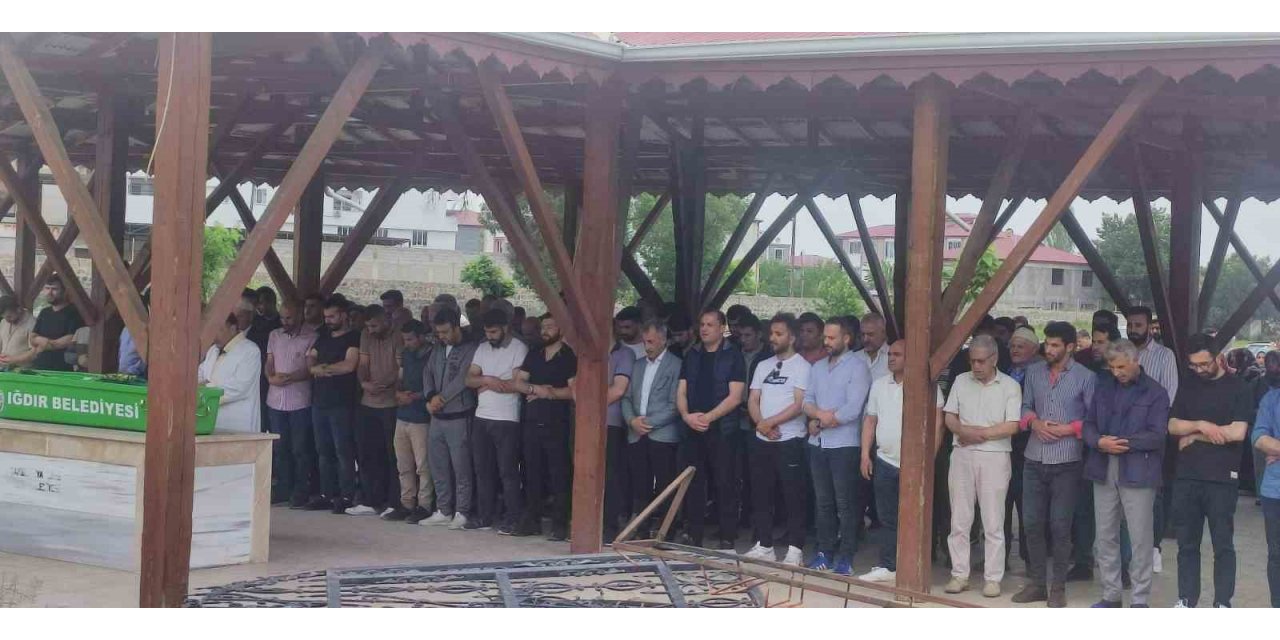 Iğdır’daki kazada ölen nine ve torun yan yana toprağa verildi