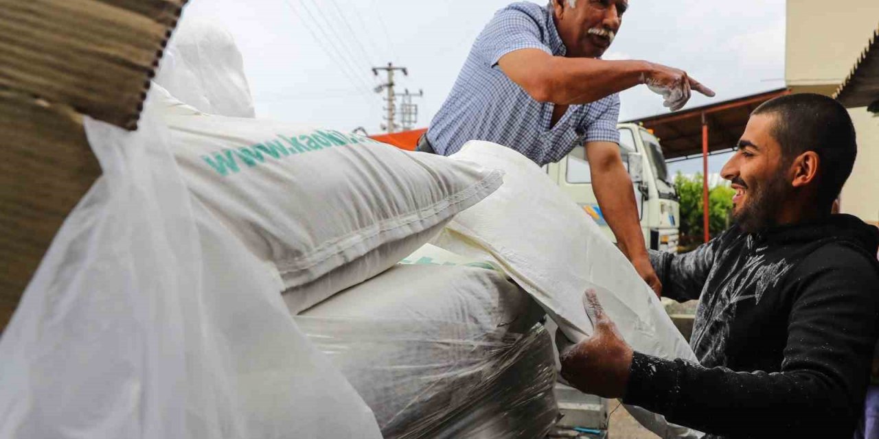 Büyükşehir çiftçiye kaolin kili dağıttı