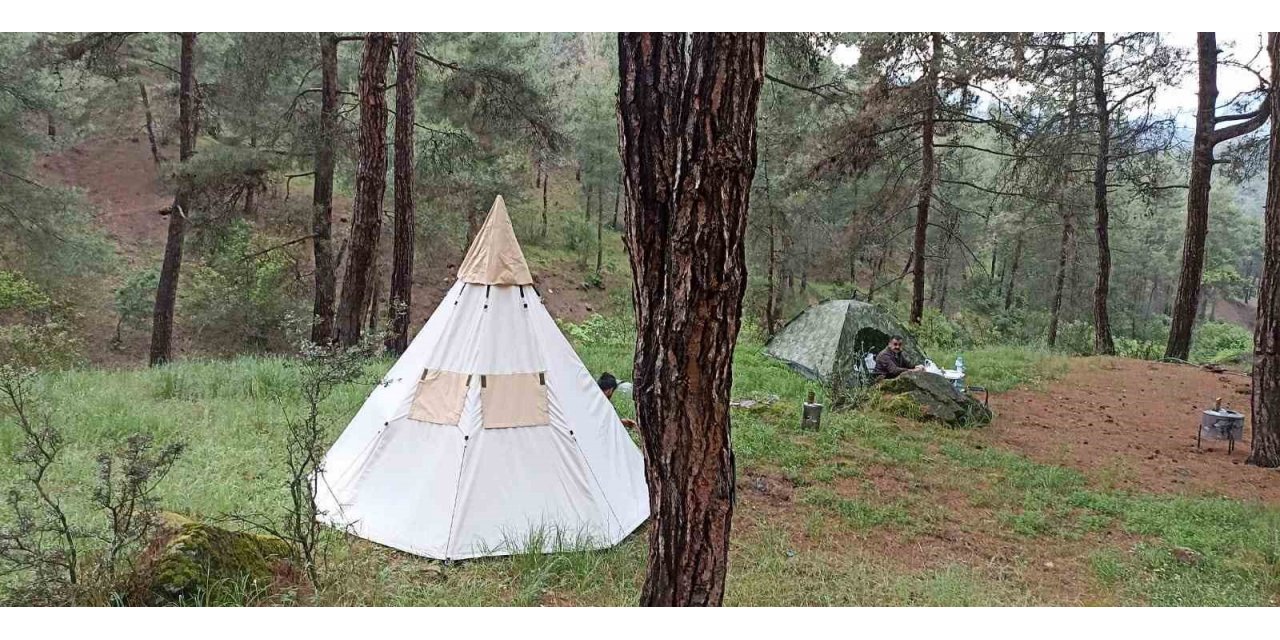 Doğa tutkunları Laçin’de kampın ardından çevredeki çöpleri topladı