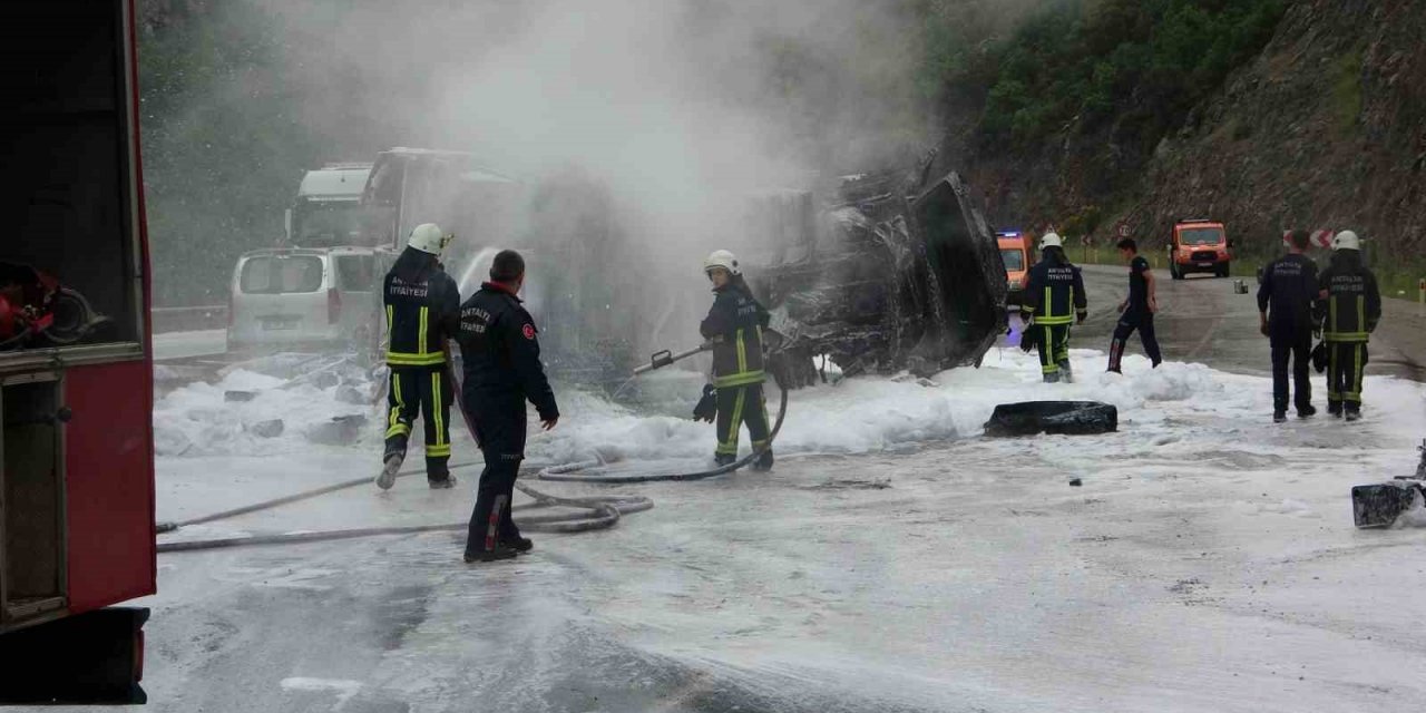 Freni boşalan kimyasal yüklü tır alev alev yandı, faciadan dönüldü