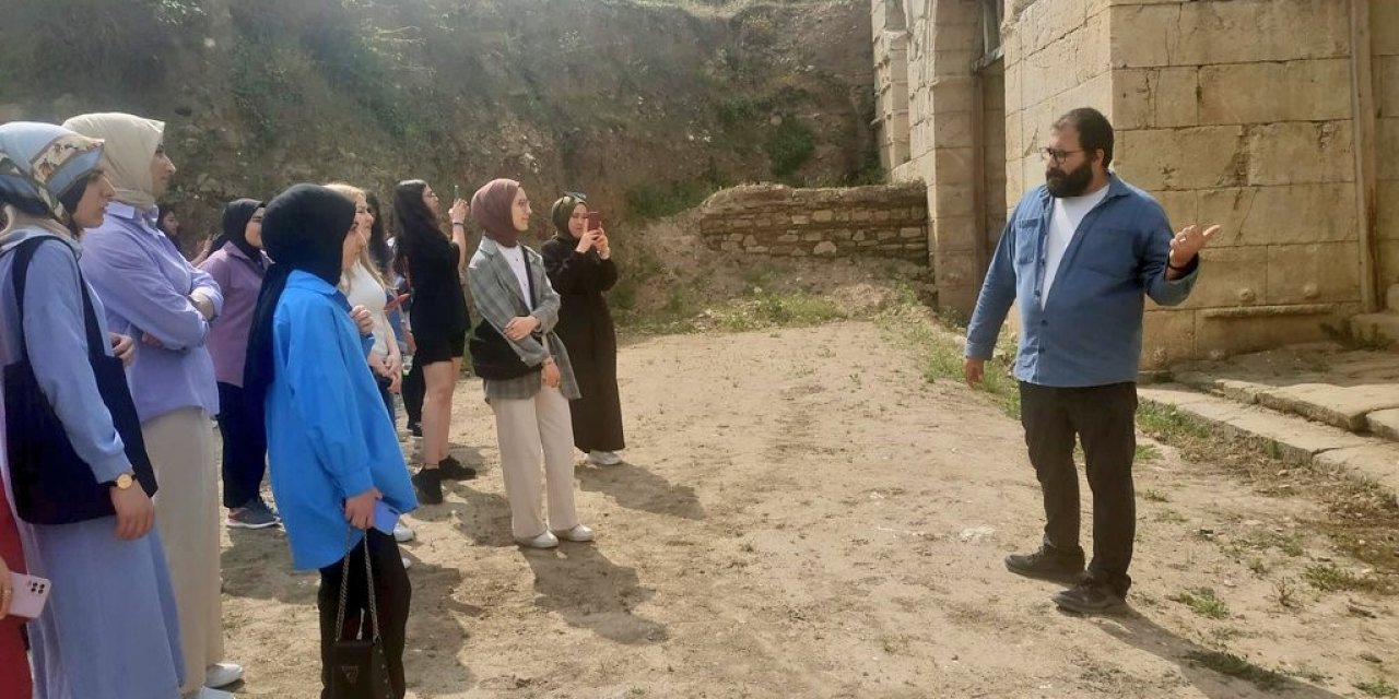 Gençler Müzeyi gezdi