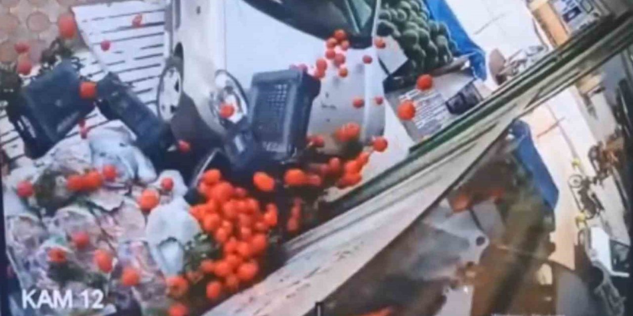 Hafif ticari araç markete çarptı, vatandaşlar saniyelerle kurtuldu