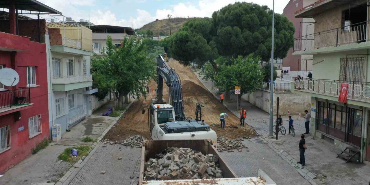 Aydın Büyükşehir Belediyesi Şerbetci Caddesi’nde sıcak asfalt çalışmalarına başladı