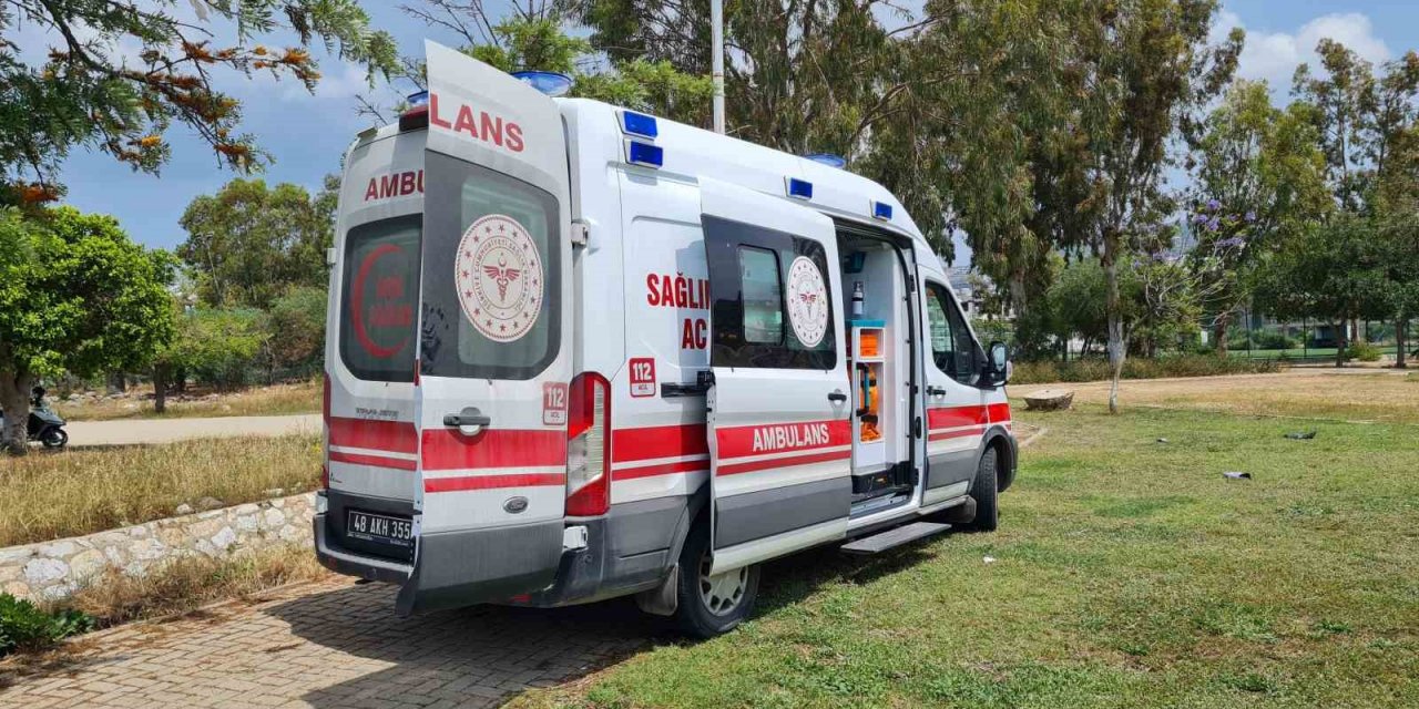 Boğulmak üzere olan genci vatandaşlar kurtardı