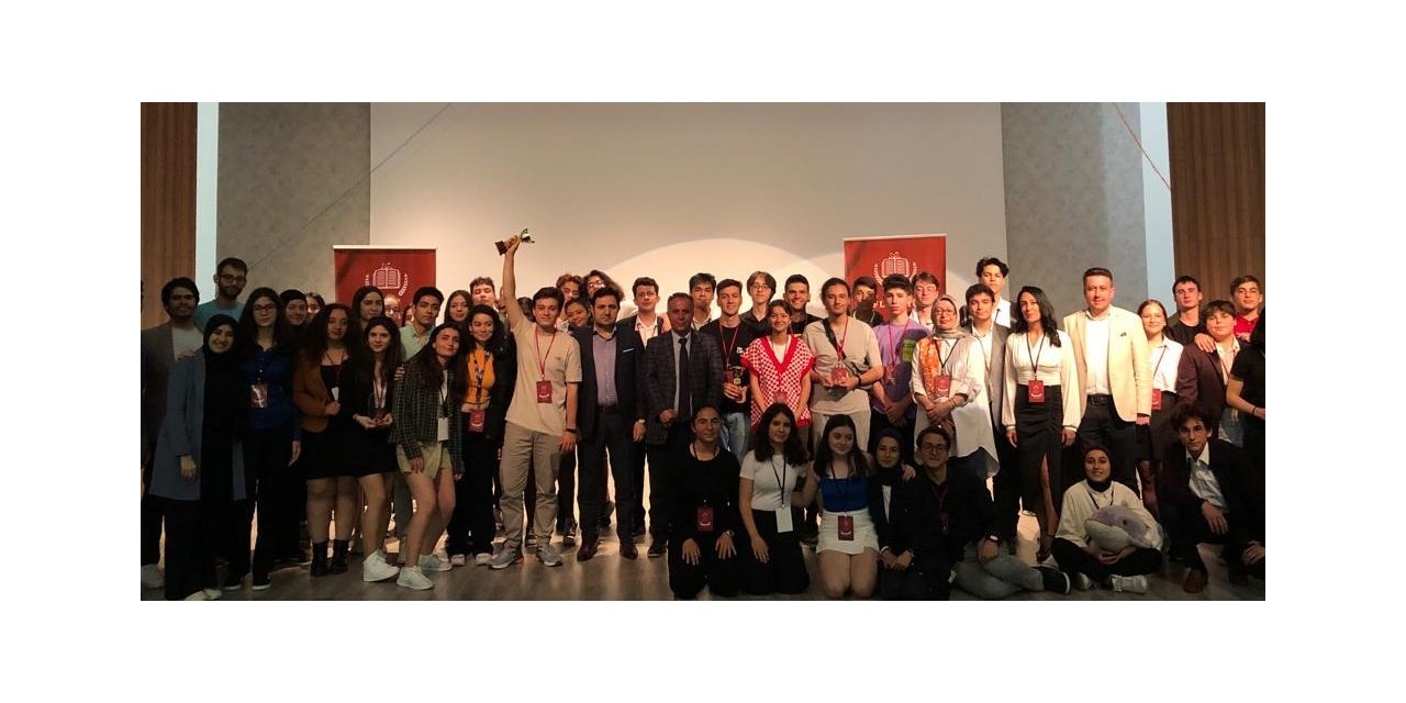 DOSTEK Koleji münazara turnuvasında şampiyonluğu göğüsledi