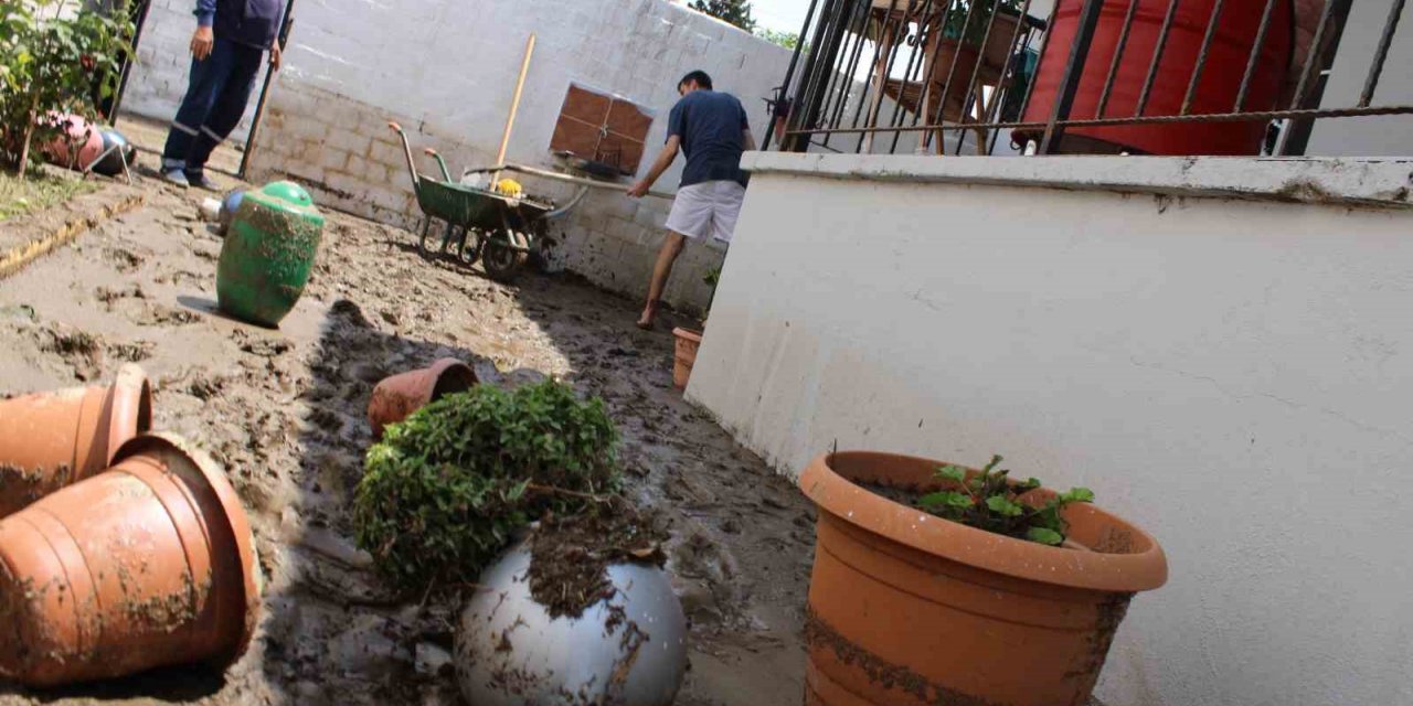 Koçarlı’da selin izleri silinmeye çalışılıyor