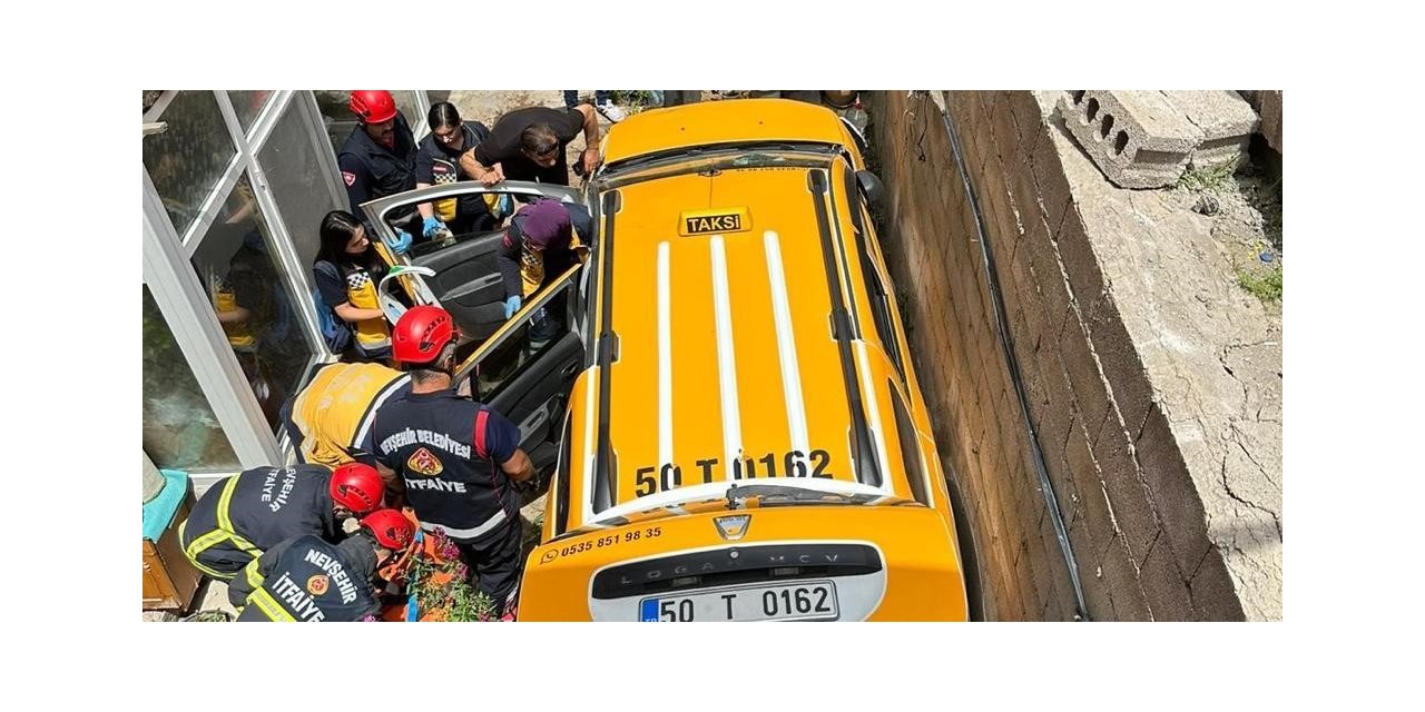 Kamyonetle çarpışan ticari taksi bahçeye düştü: 2 yaralı