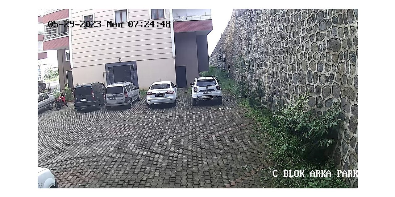 Trabzon’da bir sitenin istinat duvarı böyle çöktü, o anlar güvenlik kamerasına yansıdı