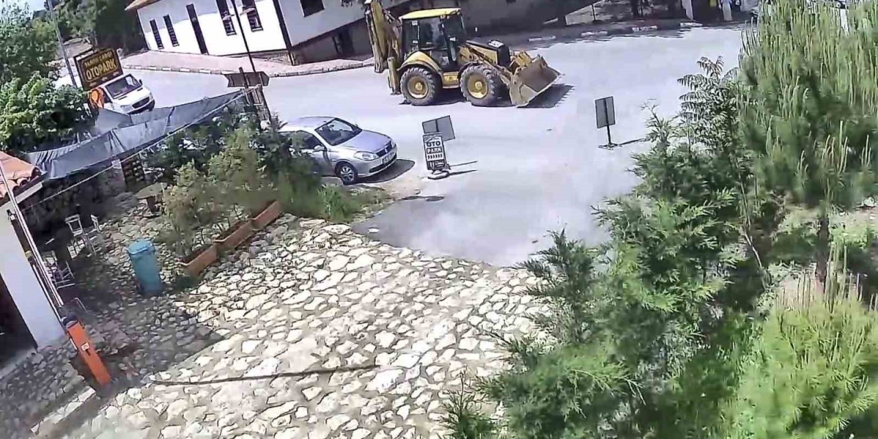 Freni boşalan iş makinesini böyle durdurdu