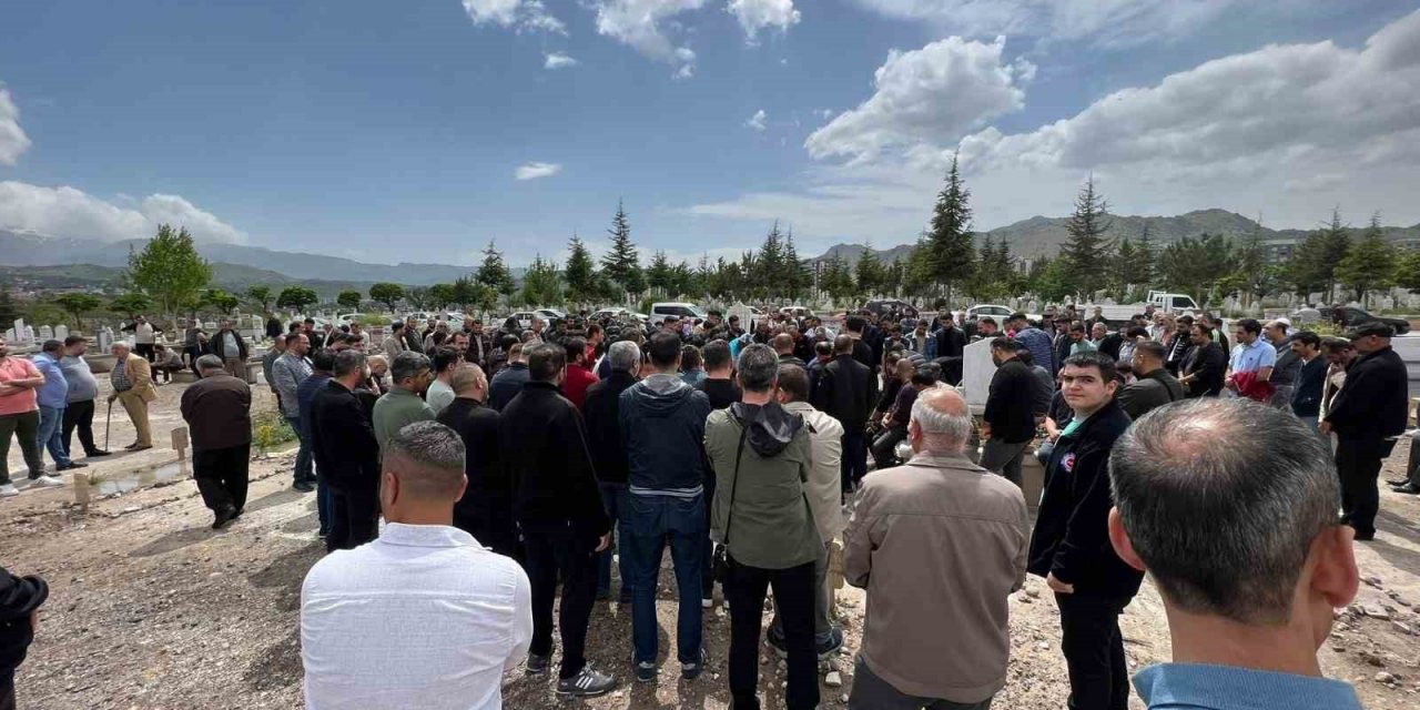 Kazada hayatını kaybeden genç toprağa verildi