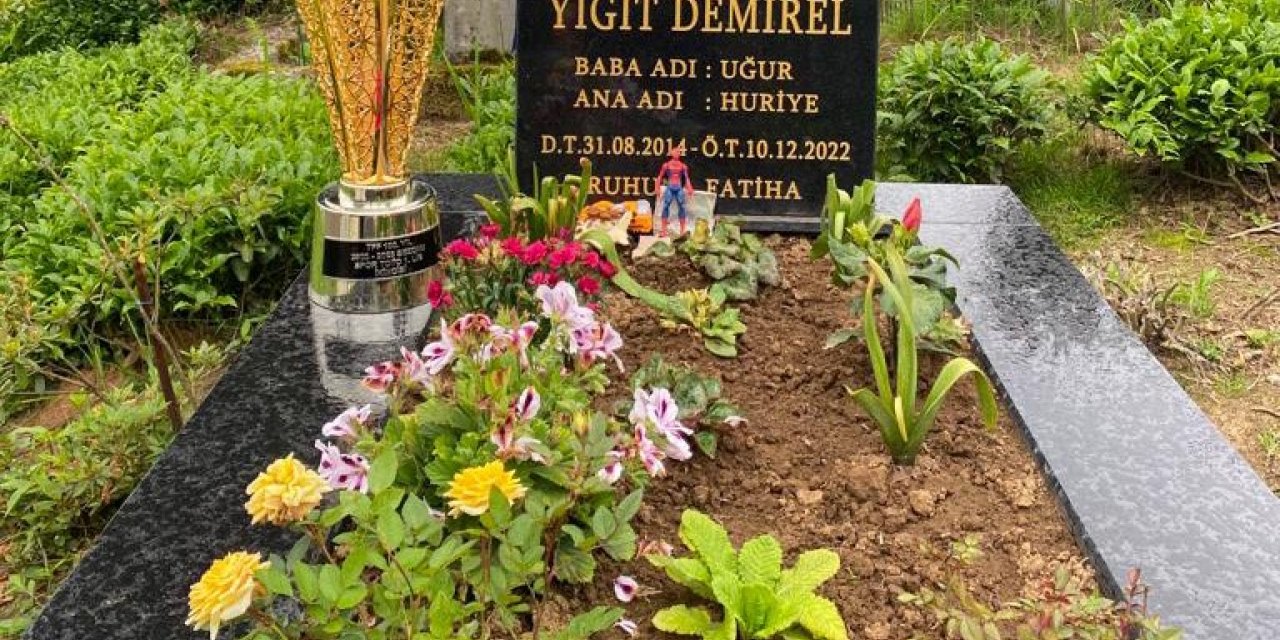 Rizespor’un şampiyonluk kupası minik Demirel’in kabrine götürüldü