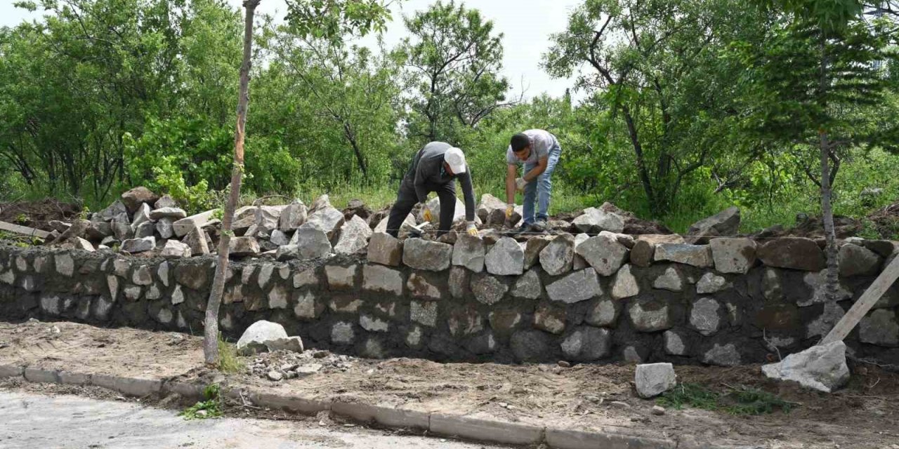 Yenice Mezarlığının tehlike oluşturan duvarı yenileniyor